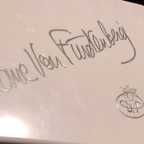 ⚡️80s vintage Diane Von Furstenberg light pink plastic box - Picture 3 of 8